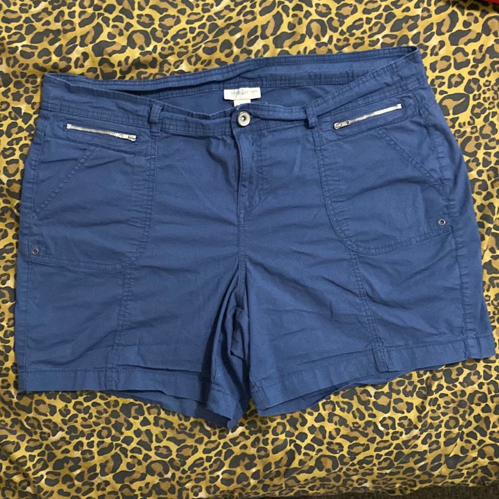 Women’s Plus Size Blue Shorts with Pockets and Small Pocket Zipper. Size 16W